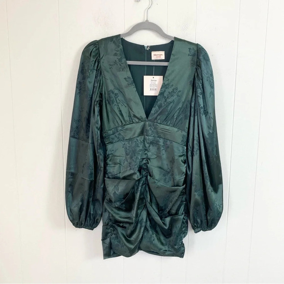 NWT Showpo RICHMOND JACQUARD FLORAL LONG SLEEVE RUCHED MINI DRESS GREEN SZ 4 - Picture 2 of 15